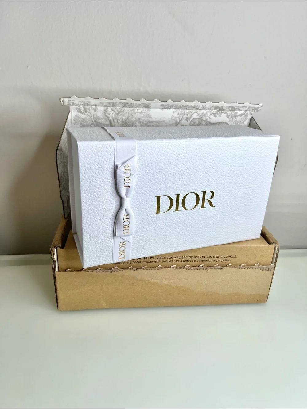 ✨Dior white gift box with ribbon and tissue✨